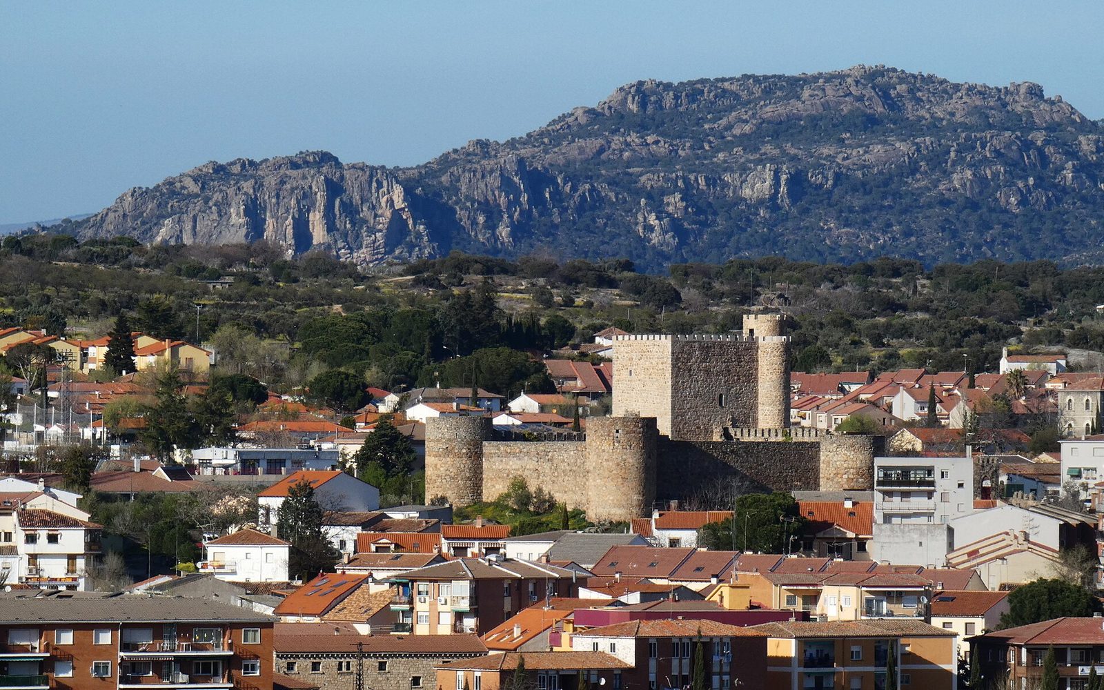 Panorámica de San Martín de Valdeiglesias con la Sierra de Gredos al fondo