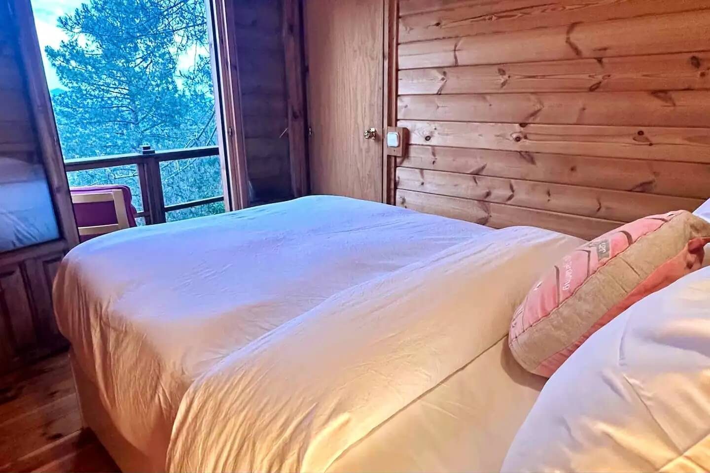 Dormitorio principal de una vivienda operada por Bliss en rent-to-rent en la Sierra de Gredos