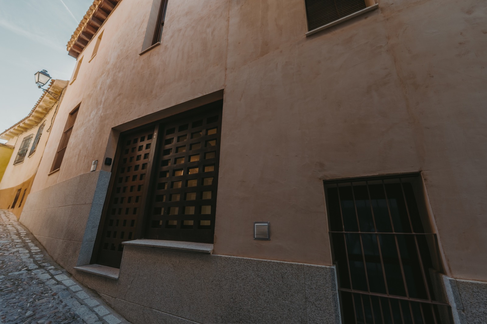 Fachada del edificio de tres apartamentos turísticos operado por Bliss en el casco histórico de Toledo