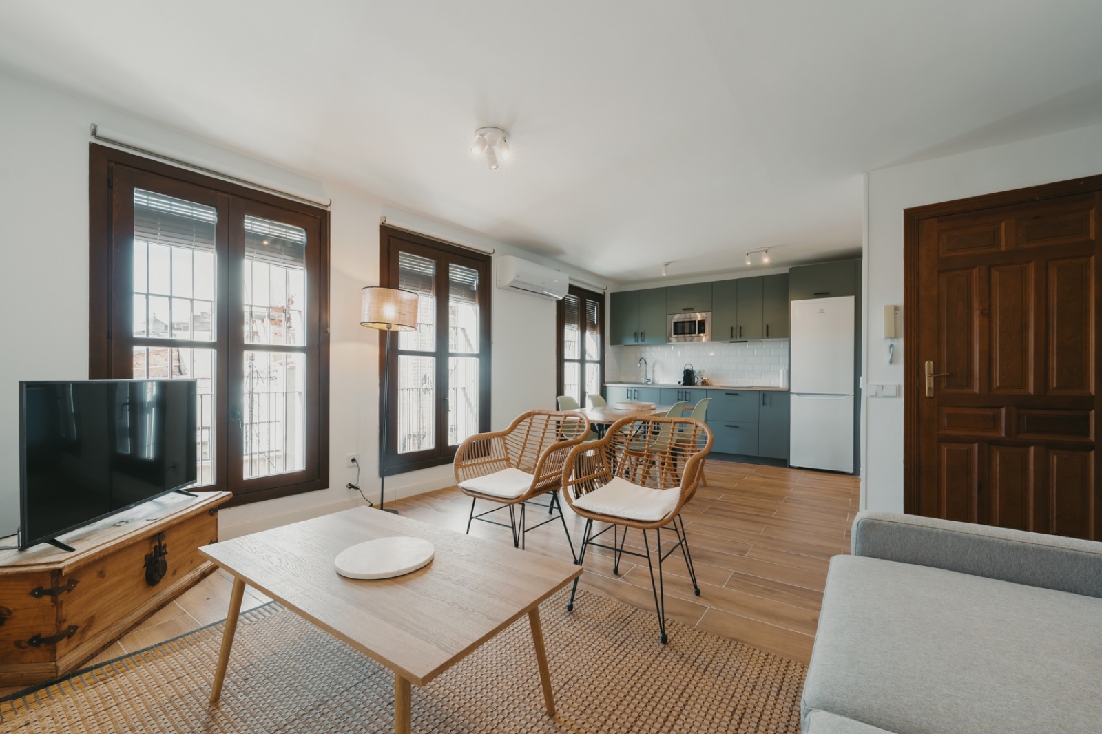 Salón reformado de uno de los apartamentos del edificio